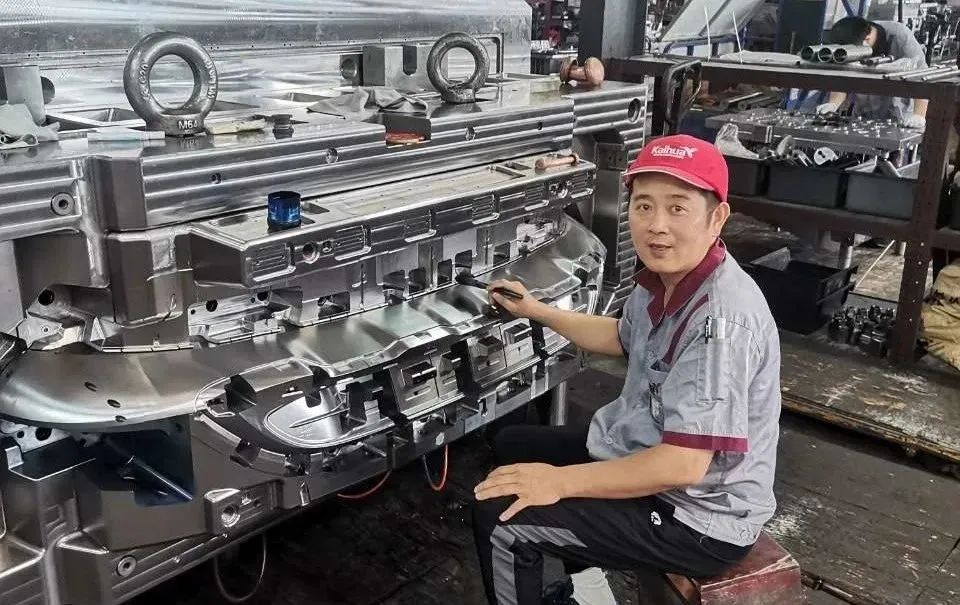 Druhá cena v okresní soutěži dovedností Skupina pracovníků na výrobu forem——Zhang Junhua