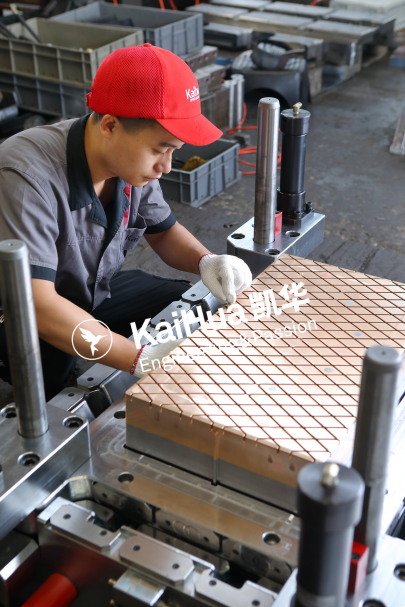 2-5Custom-Shine-PP-Chair-Molding-Tool